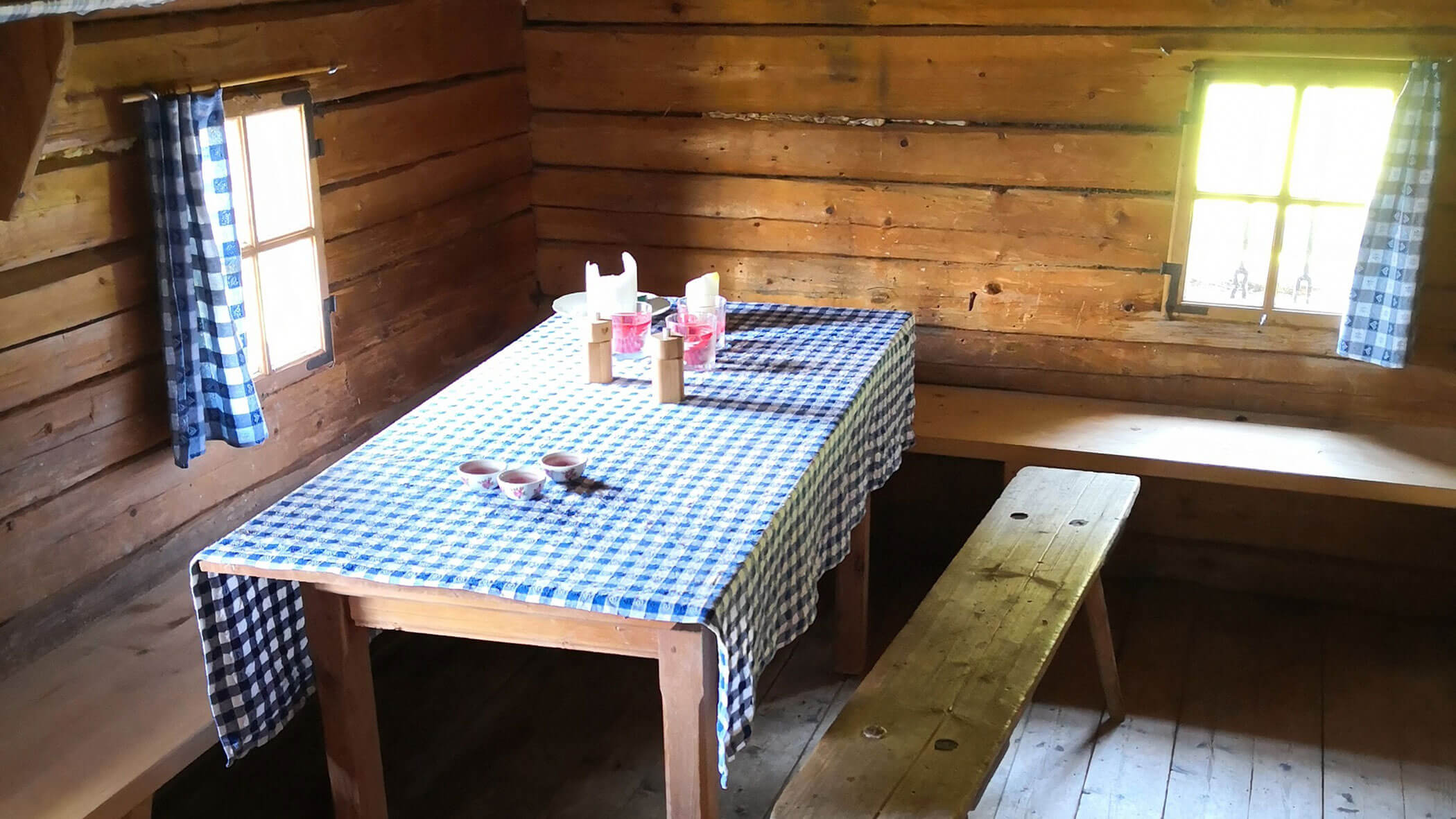 Alte Bauernhütte mit Tisch und Bank - Oberplunerhof