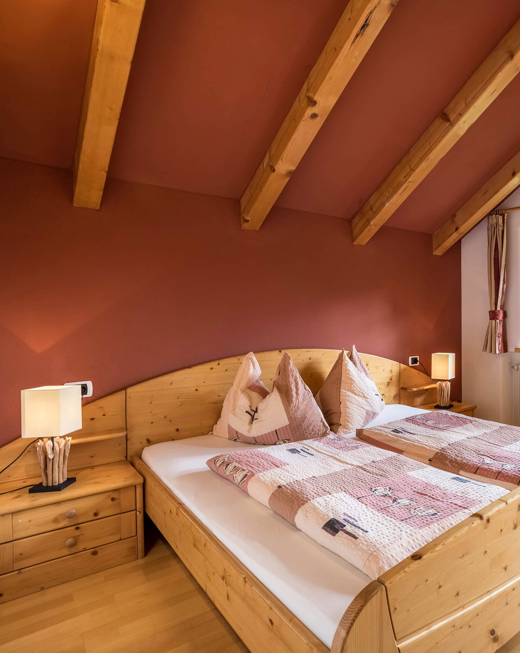 Schlafzimmer mit Doppelbett, Nachttisch und Lampen - Oberplunerhof