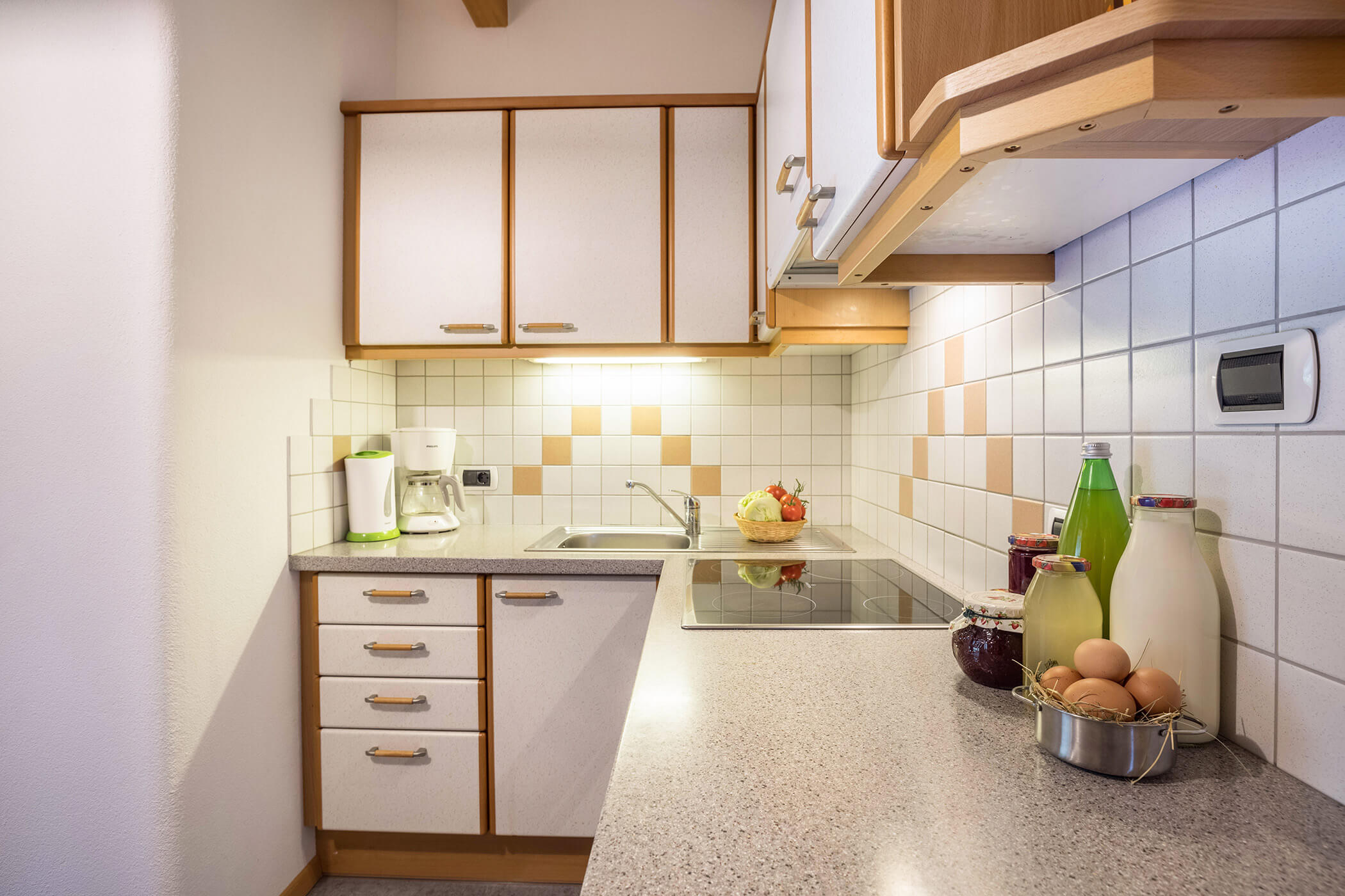 Küche im Apartment Kronplatz mit hofeigenen Produkten wie Milch, Säfte, Marmelade und Eiern - Oberplunerhof