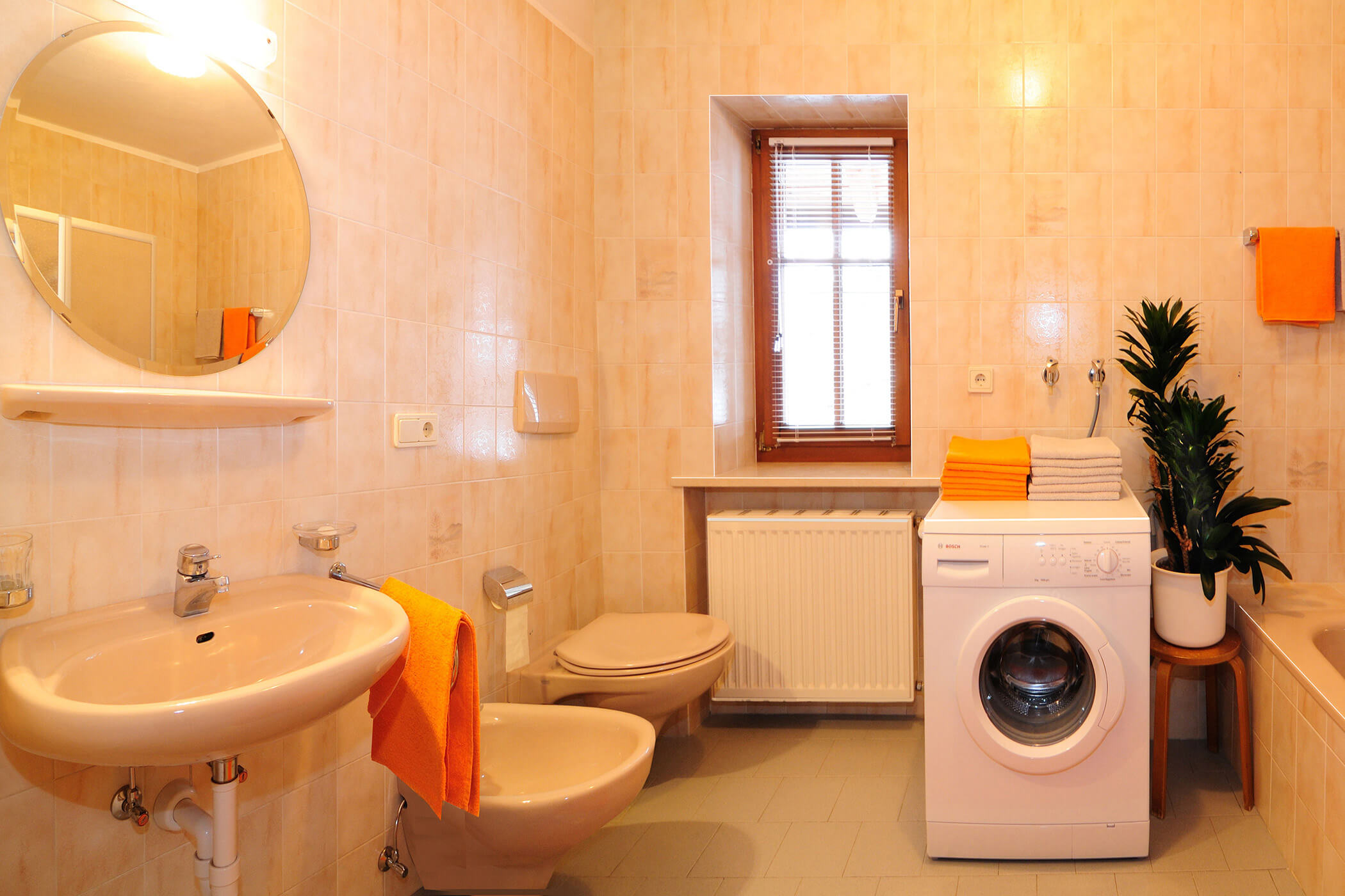 Bad im Apartment Panorama am Radmüllerhof mit WC, Waschbecken und Waschmaschine - Oberplunerhof