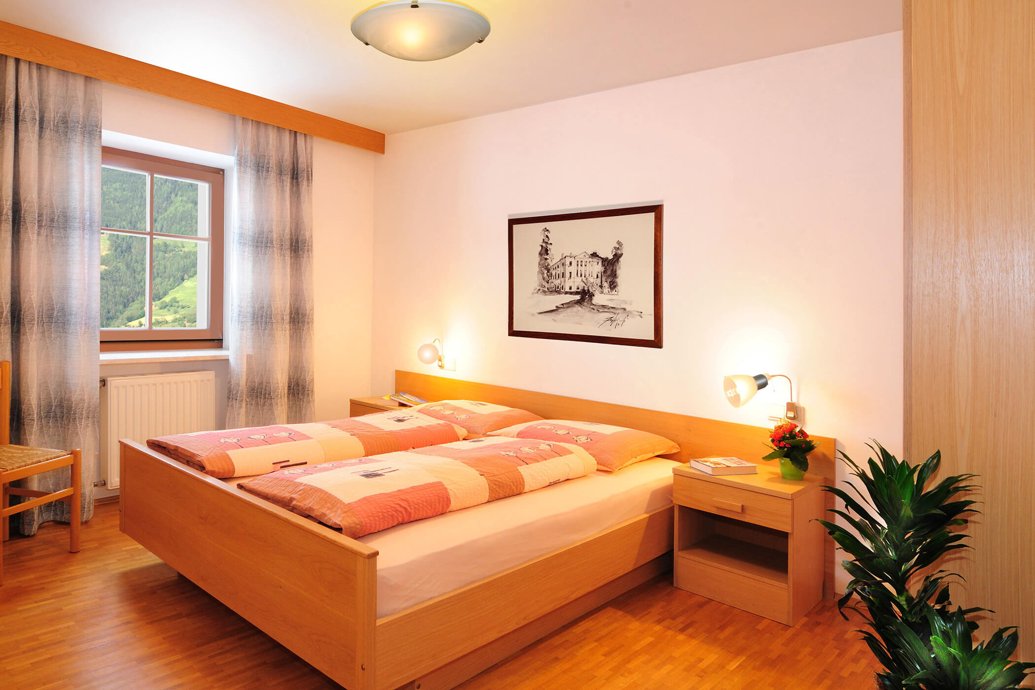 Schlafzimmer im Apartment Panorama am Radmüllerhof mit Doppelbett - Oberplunerhof
