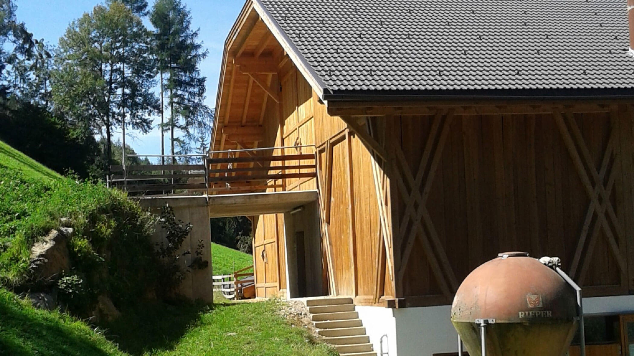 Mädchen sitzt auf einem Strohballen - Oberplunerhof