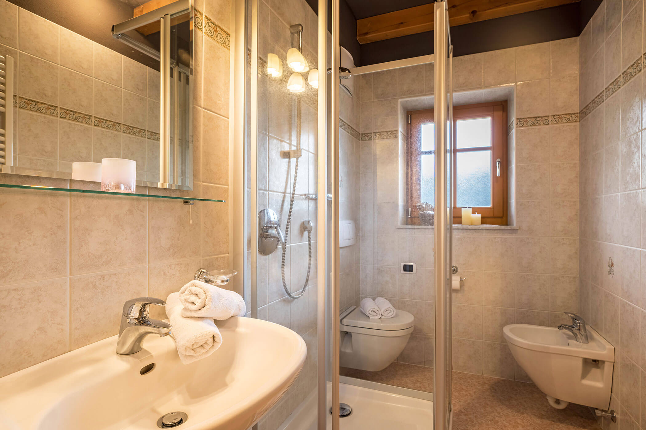 Bad vom Apartment Bruneck mit Waschbecken, Spiegel, Dusche und WC - Oberplunerhof