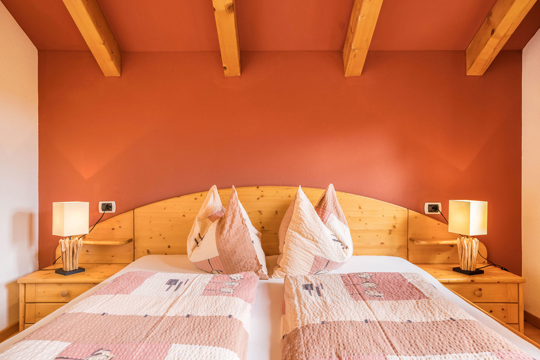 Schlafzimmer im Apartment Bruneck mit hellem Doppelbett - Oberplunerhof