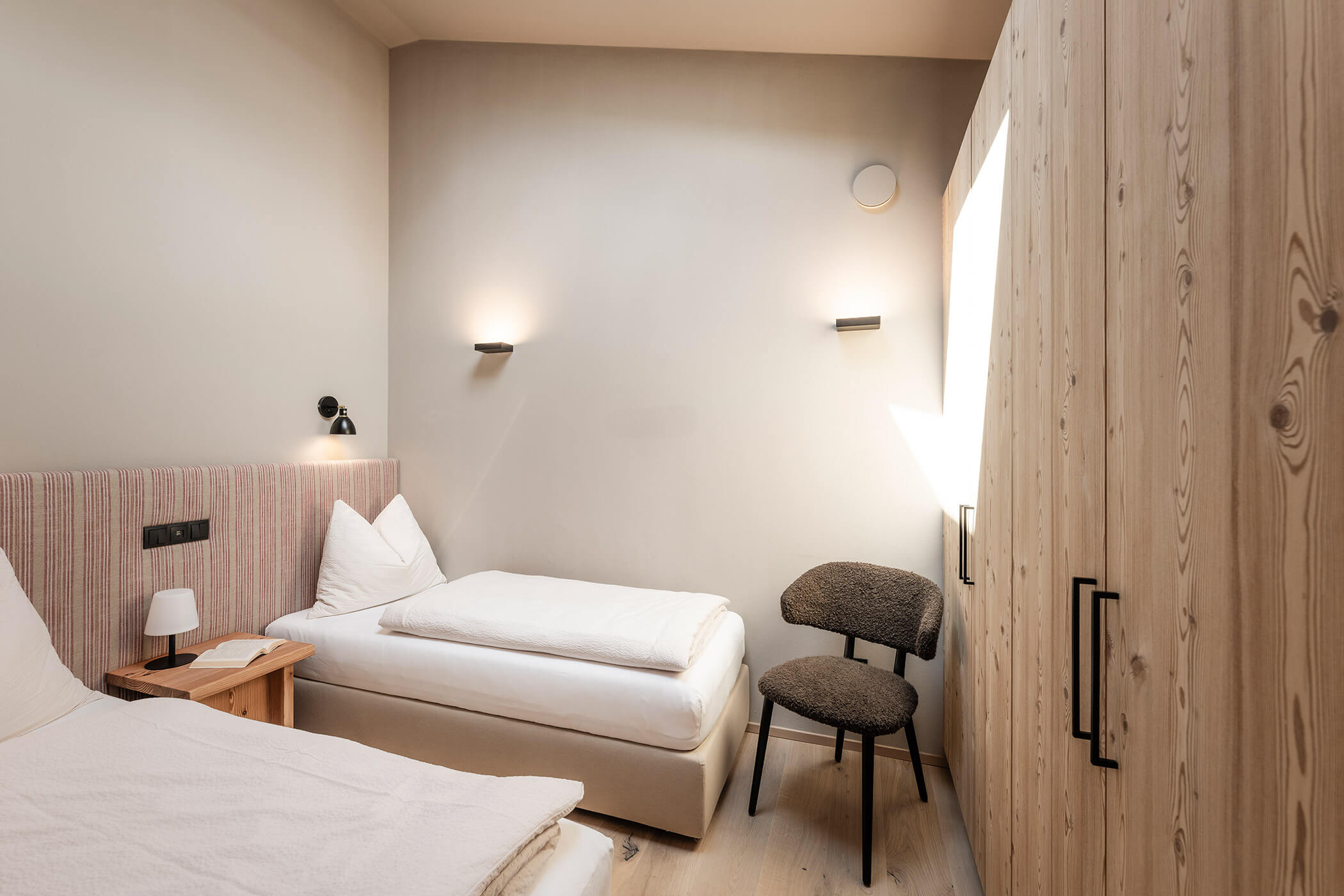 Einzelbett im Chalet Skyline mit einem Holzschrank - Oberplunerhof