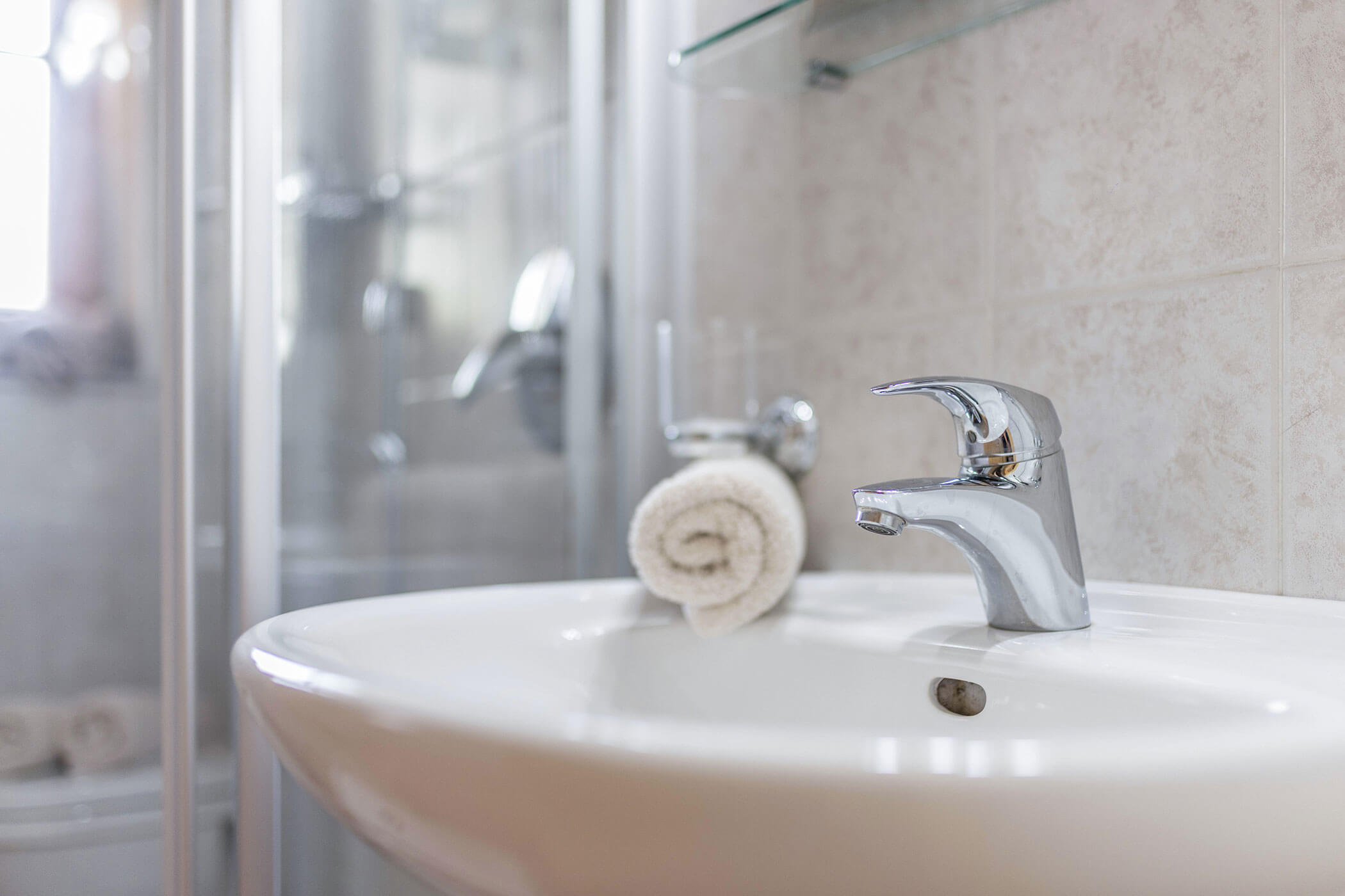 Waschbecken mit weißem Handtuch im Apartment Gitschberg - Oberplunerhof