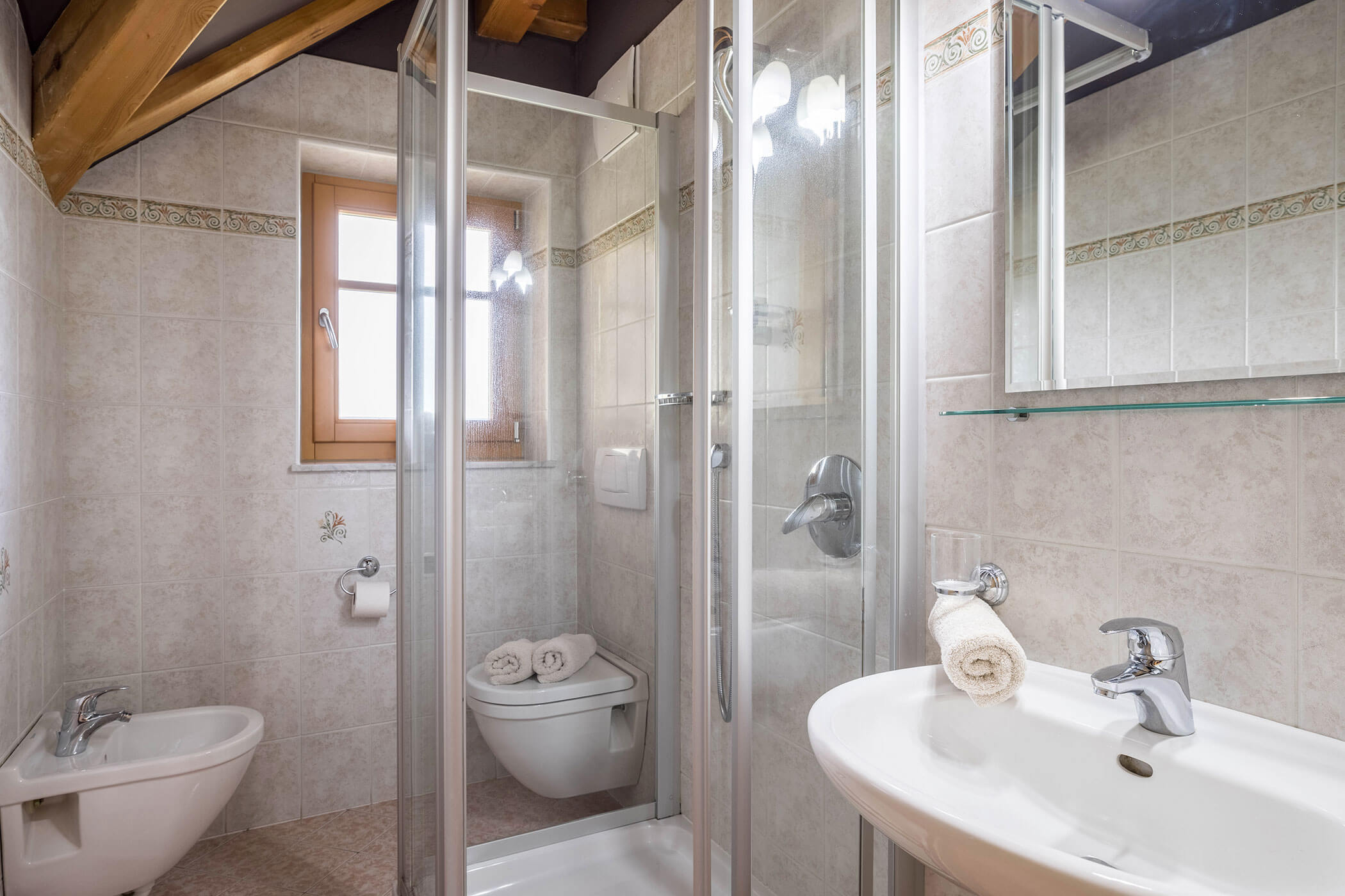 Badezimmer vom Apartment Gitschberg mit Dusche, Waschbecken und WC - Oberplunerhof