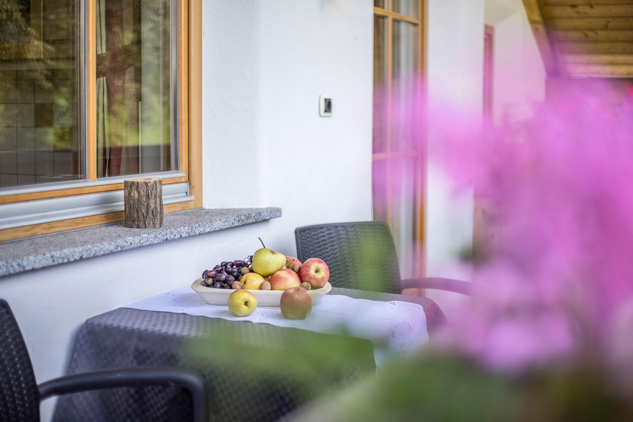 Balkon vom Apartment Gitschberg mit Tisch und Obstkorb - Oberplunerhof