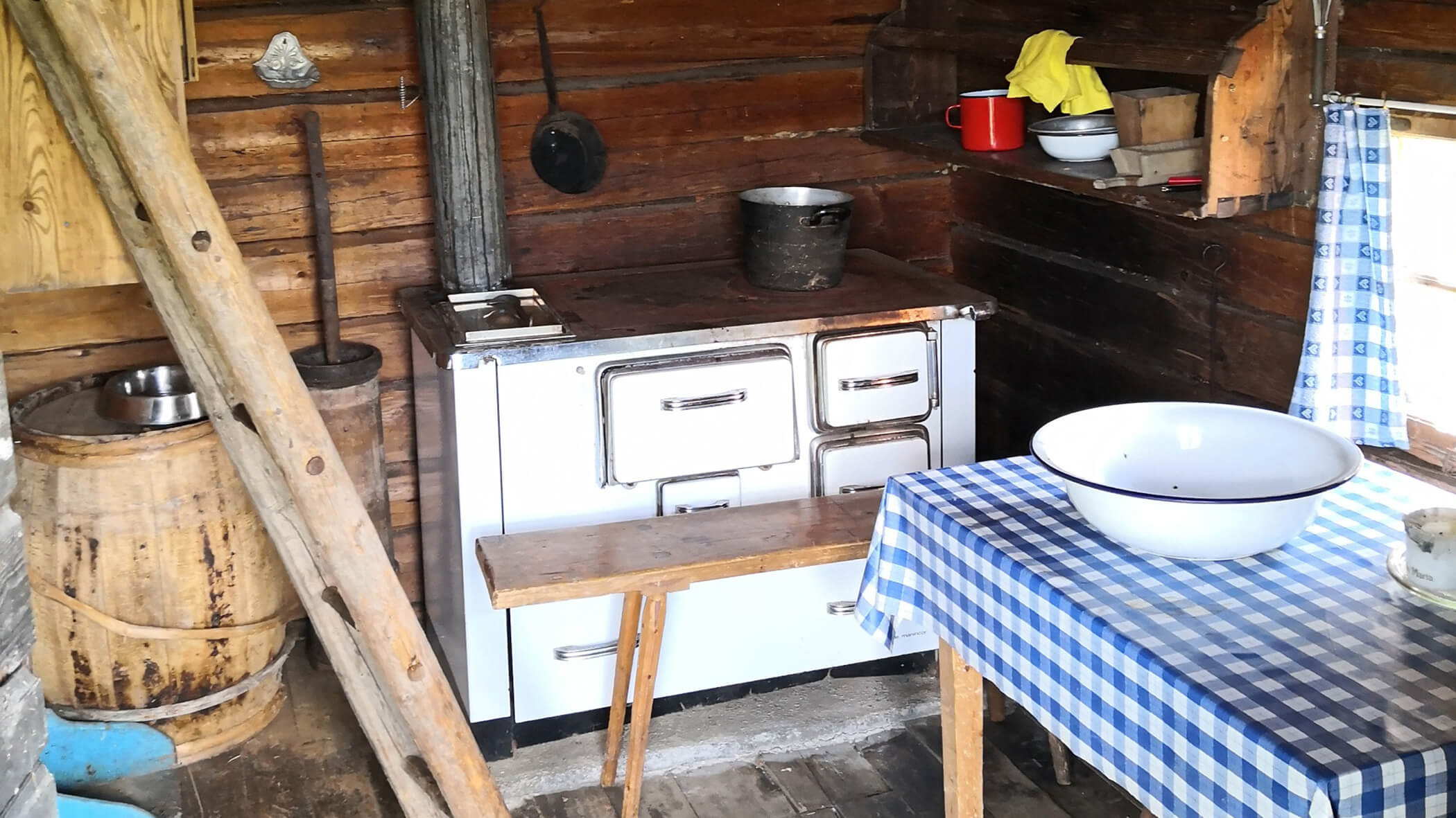 Alte Almhütte mit Holzherd, Tisch und Bank - Oberplunerhof