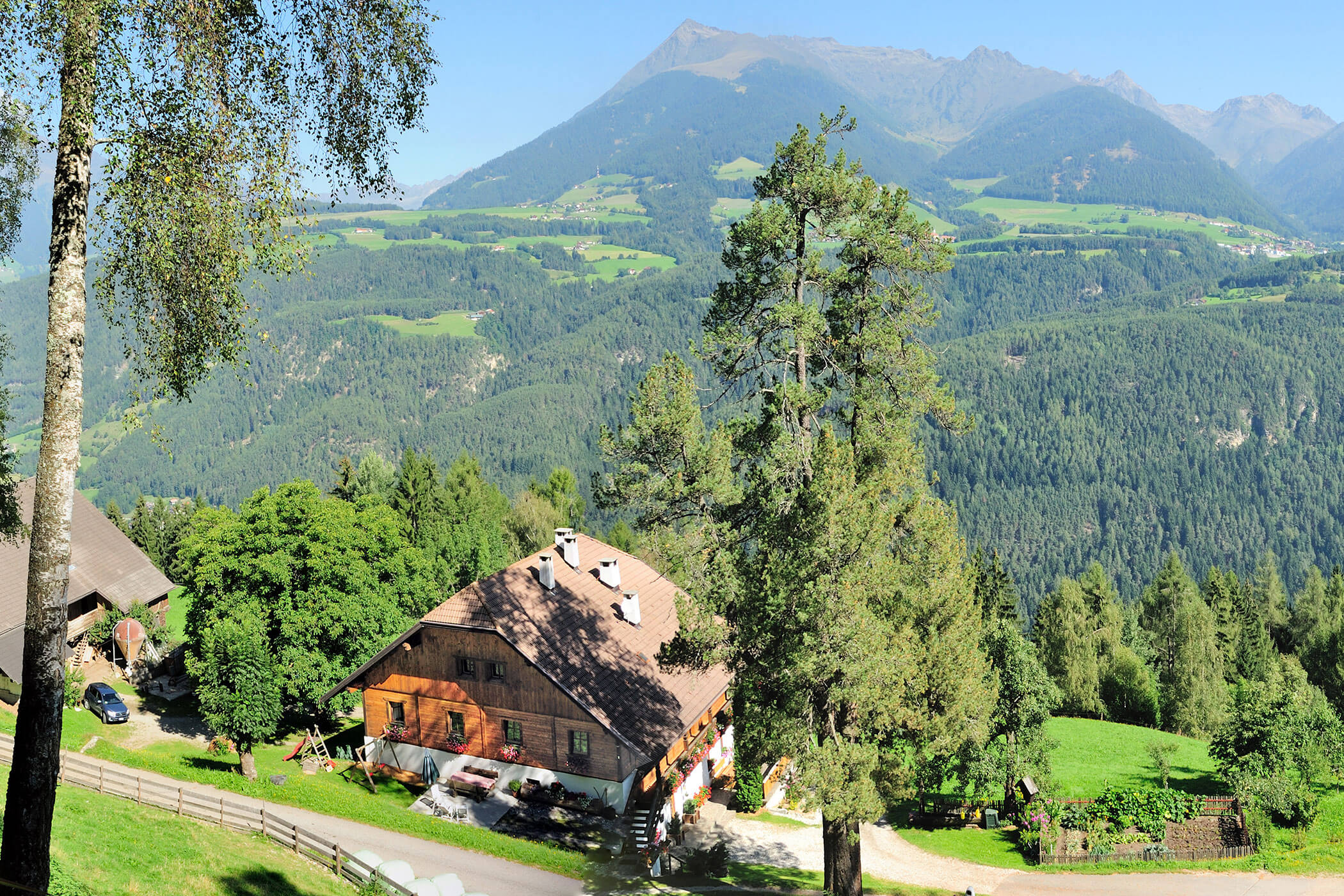 Der Radmüller von oben mit Blick auf die Berge und Wälder - Oberplunerhof