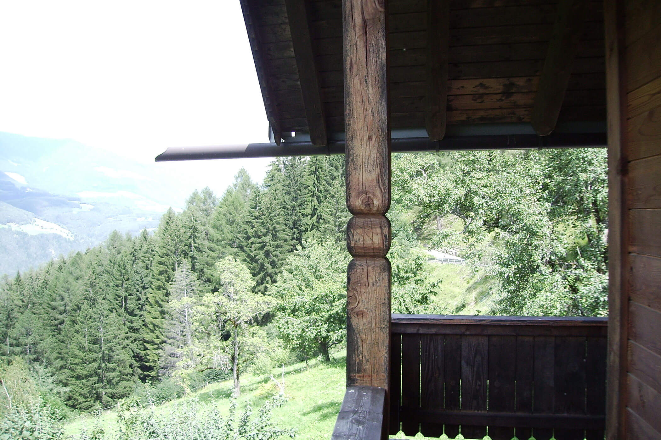 Der Balkon von der Hütte Radmüller mit Blick auf die Berge und Wälder - Oberplunerhof
