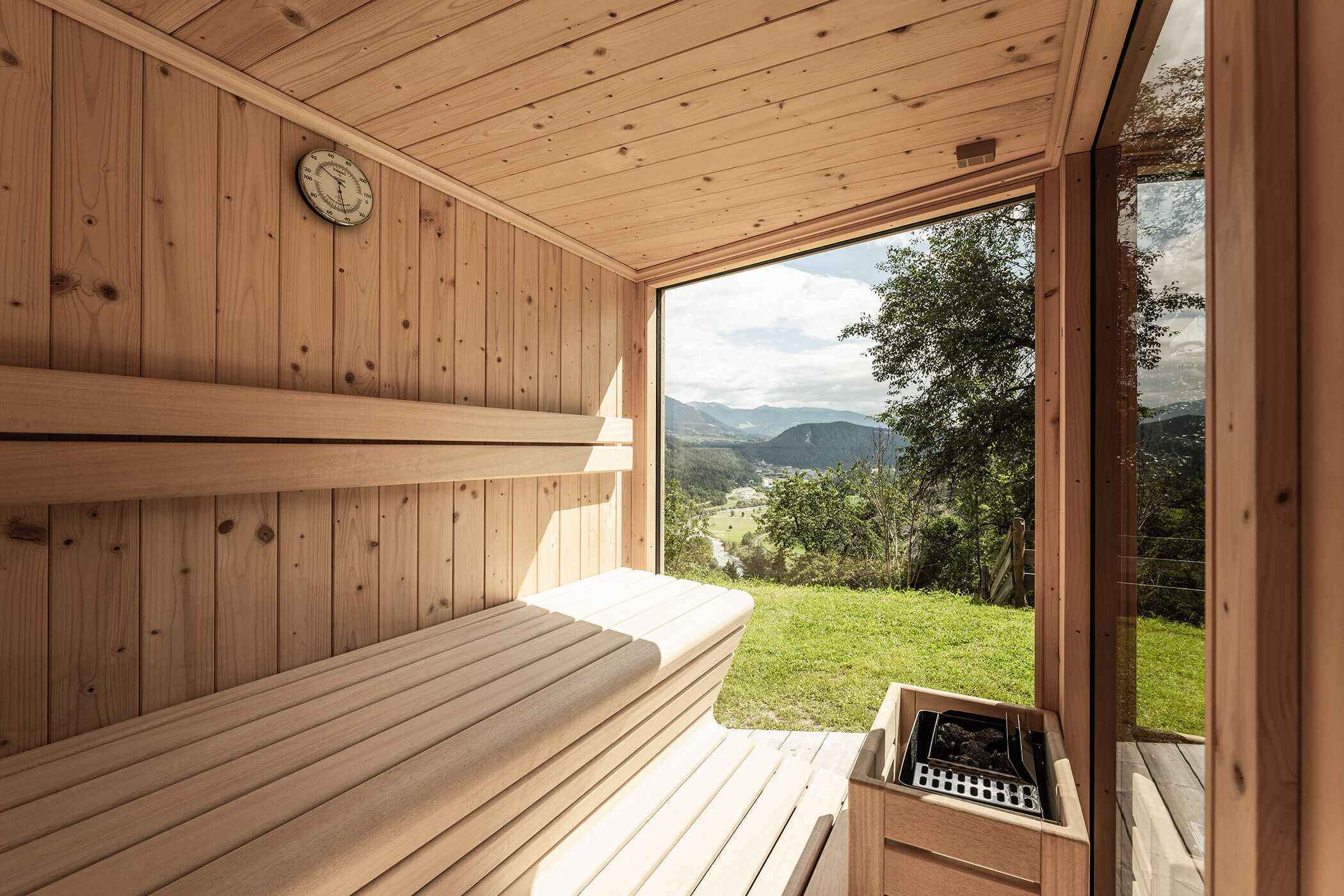 Die Außensauna mit Aufgussschale und Blick in die Landschaft - Oberplunerhof