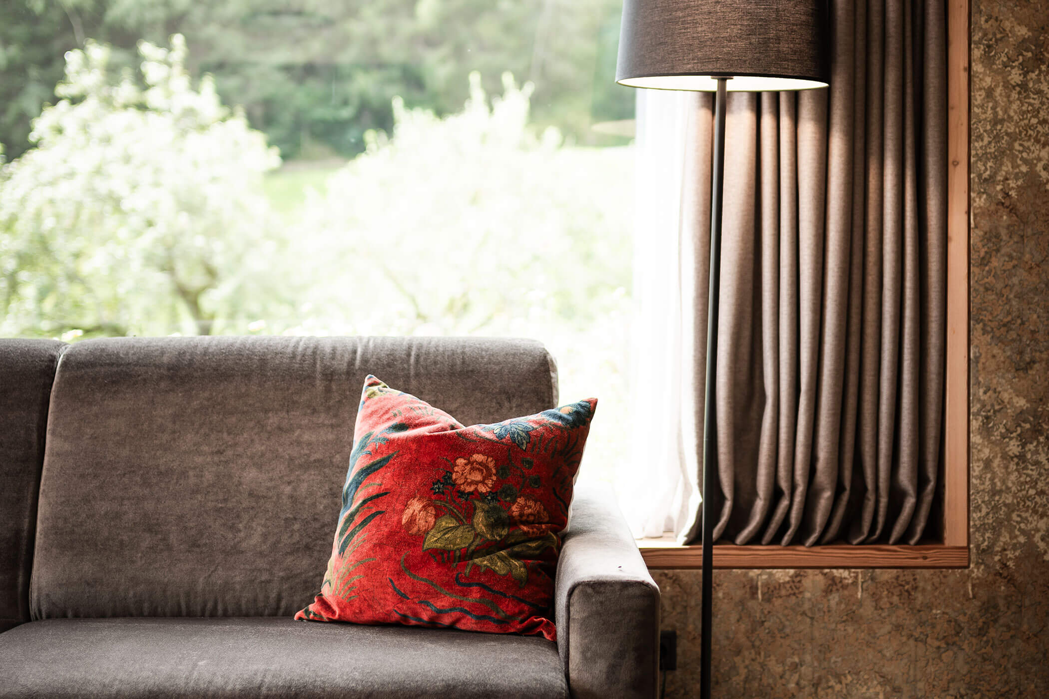 Sofa mit rotem Kissen im Chalet Woods - Oberplunerhof