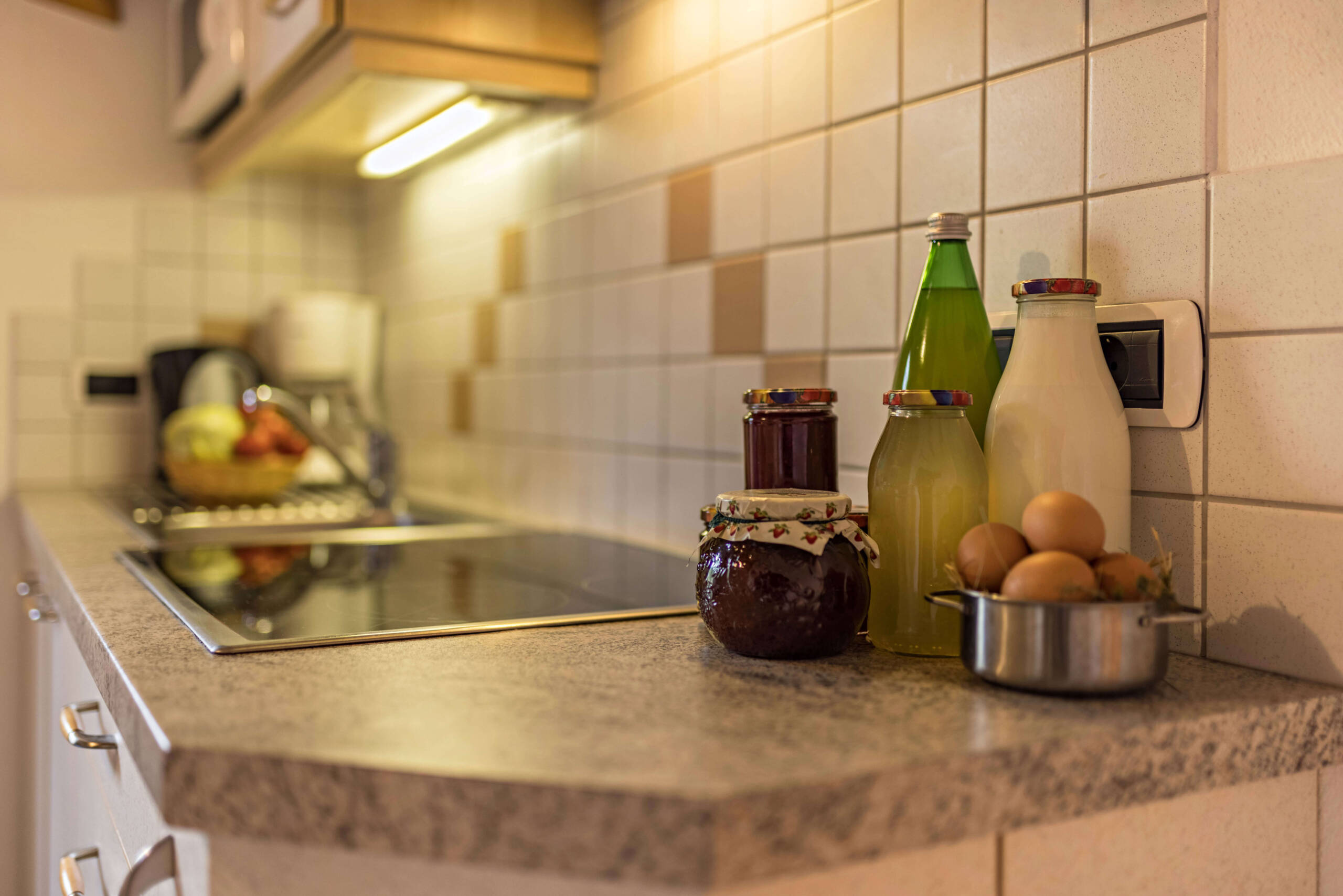 Küche im Apartment Bruneck mit frischer Milch, verschiedenen Säften, Marmelade und frischen Eiern - Oberplunerhof