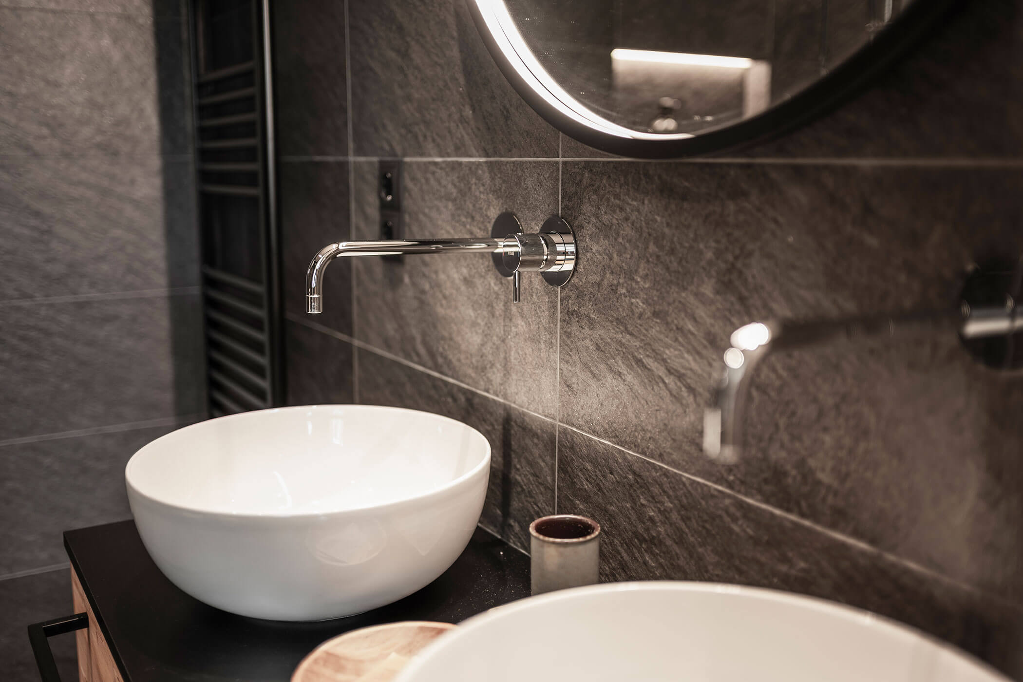 Zwei Waschbecken mit beleuchtetem Spiegel im Chalet Woods - Oberplunerhof